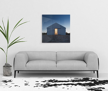 Ejemplo de pared de salón decorada con cuadro con fotos personalizado en metal.